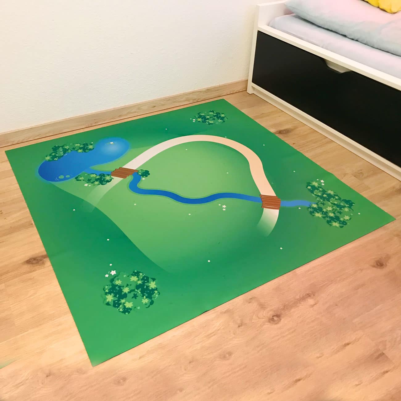 Spielmatte – Große Landschaft mit Bach 110cm