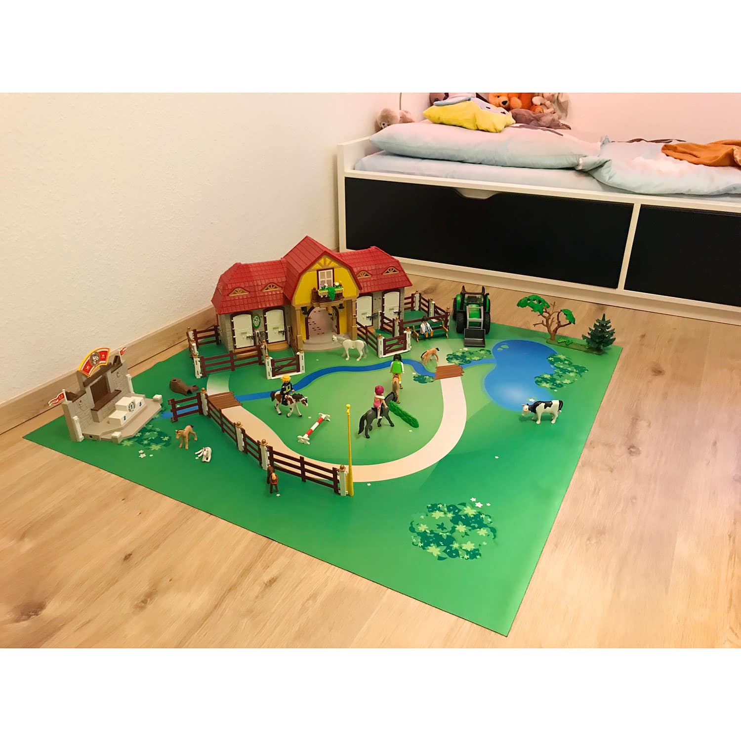 Spielmatte – Große Landschaft mit Bach 110cm