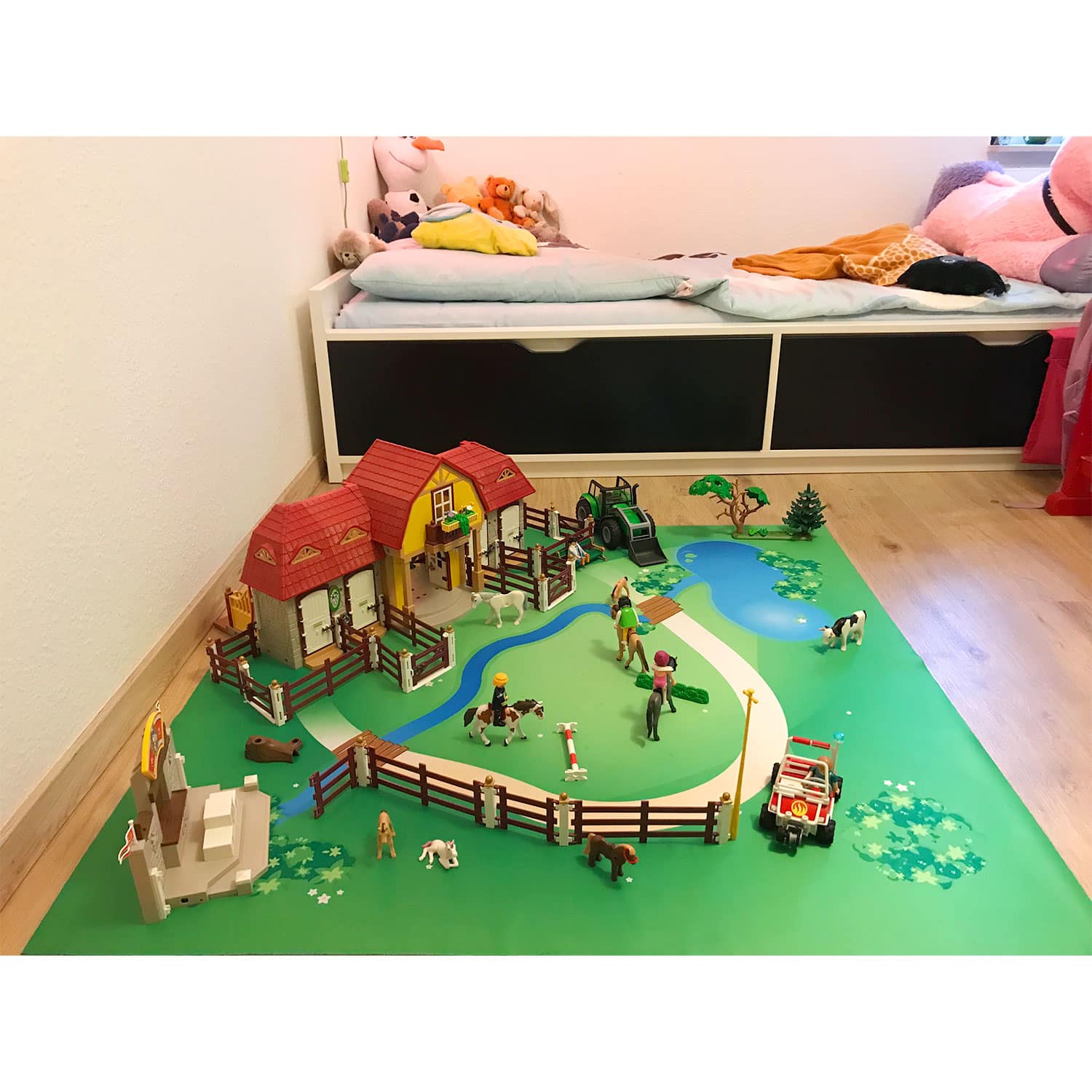 Spielmatte – Große Landschaft mit Bach 110cm