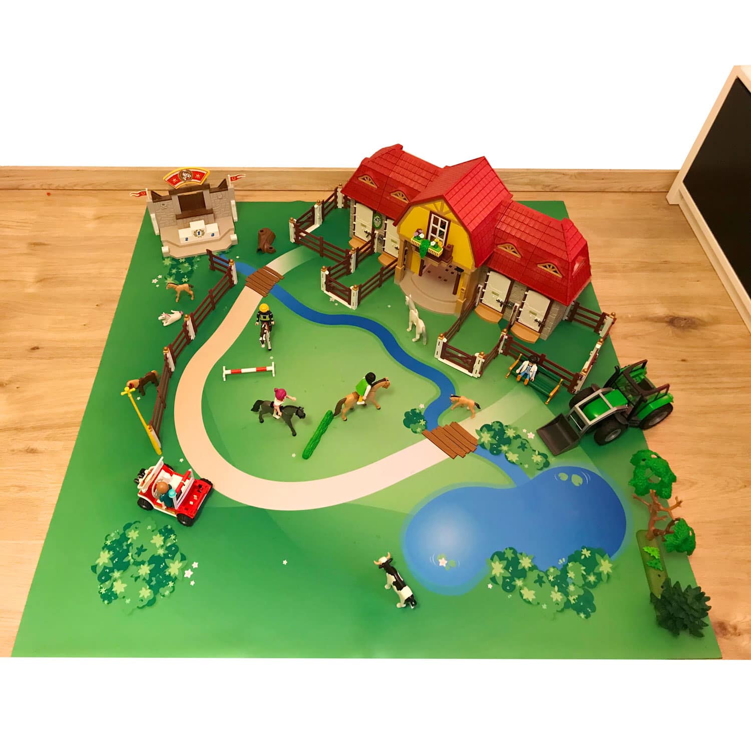 Spielmatte – Große Landschaft mit Bach 110cm