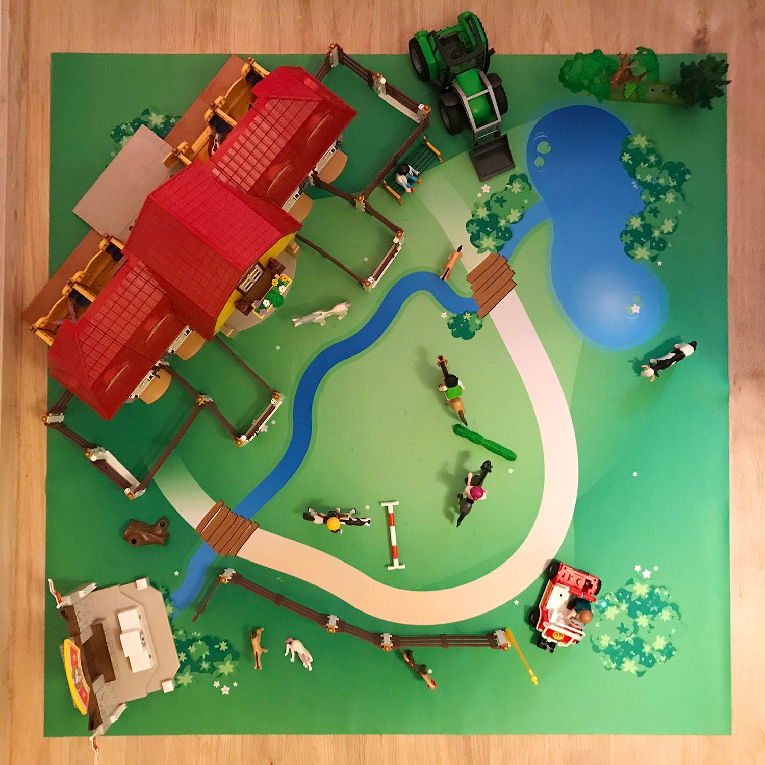 Spielmatte – Große Landschaft mit Bach 110cm