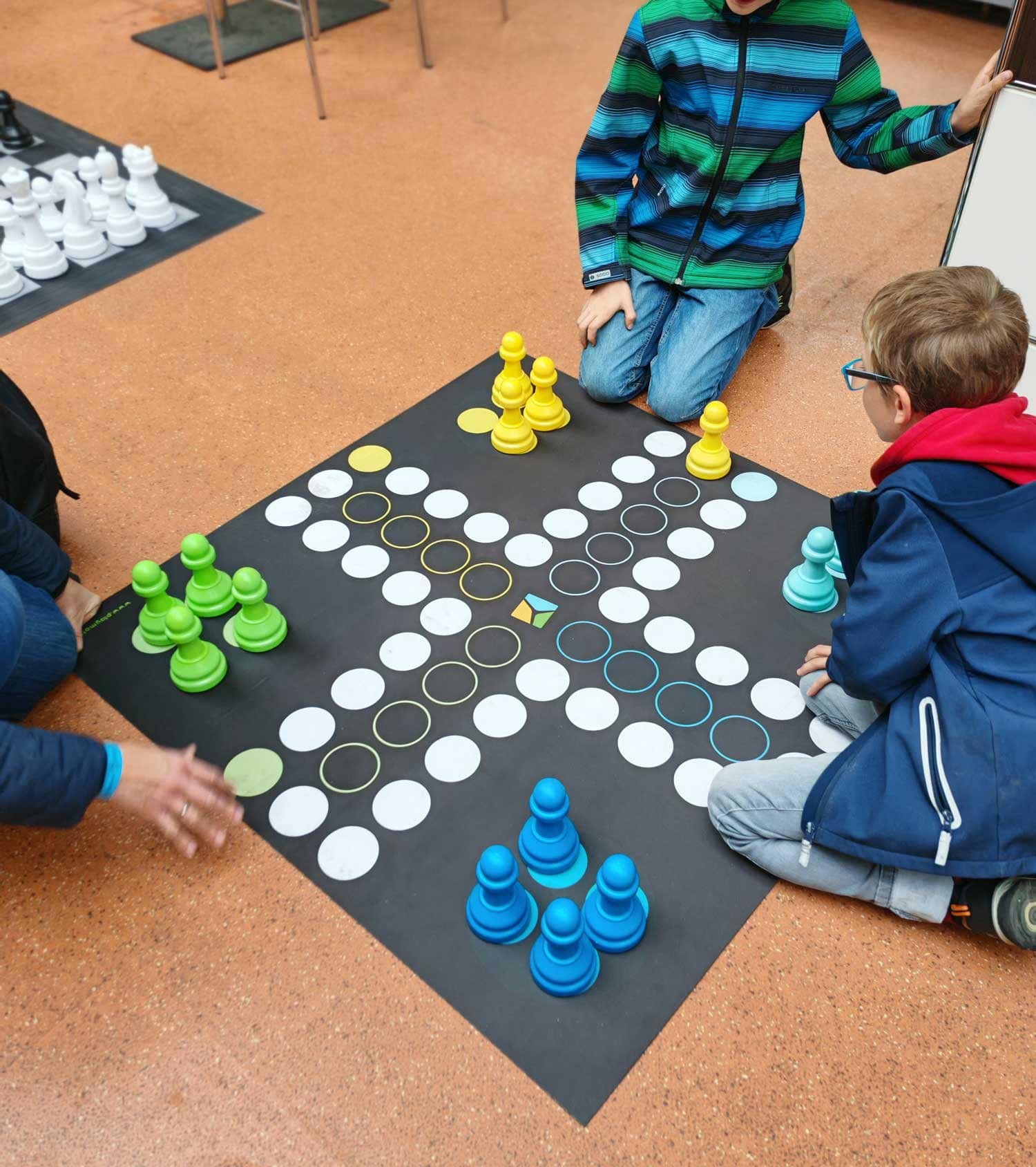 XXL Spielmatte „Rausschmeißer“ – Ludo im Großformat (110 x 110 cm)